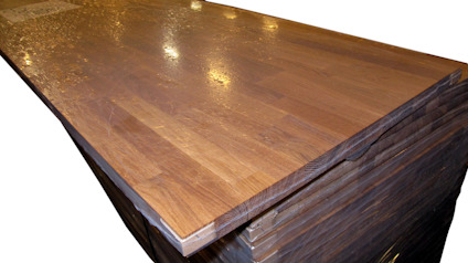 Massiv träbänkskiva i ek med oljad yta, staplade på varandra.