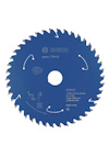 Cirkelsågklinga i blått med zickzack-mönster längs kanten och tryckt vit text inklusive symboler och specifikationer.