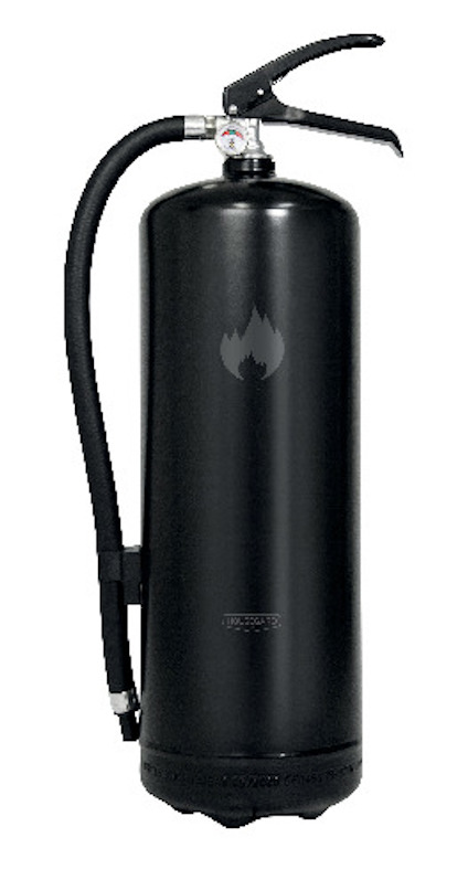 Svart pulverbrandsläckare med slang och handtag, dekorerad med flamsymbol.