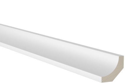 Vitmålad hålkälslist av trä mot svart bakgrund.