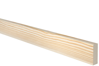 En avlång trälist med tydlig ådring, mot svart bakgrund.