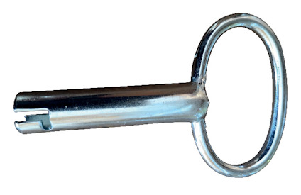 Metallnyckel med oval ring och cylinderformad, skårad axel.