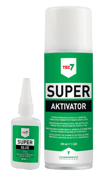 Superlim-flaska och sprayburk med etiketter i grönt och vitt, texten "SUPER AKTIVATOR" på burken.