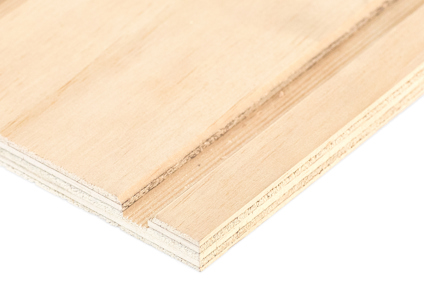 Furuplywoodskiva med synliga träfibrer och flera lager.