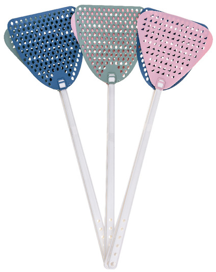 Tre flugsmällor i plast med triangulära huven i blått, grått och rosa. Handtagen är långa och vita.
