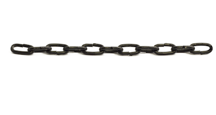 Svart metallkedja med ovala länkar, utsträckt i en rak linje mot vit bakgrund.