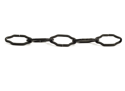 Svart kedja med ovala och åttakantiga länkar i ett rakt mönster på vit bakgrund.