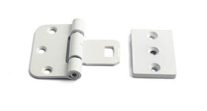 Vitt dörrgångjärn med tre skruvhål samt en separat platta med två skruvhål.