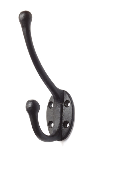 Svart smidd krok med två krokar och fyra skruvhål för montering.