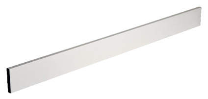 Vit rektangulär bräda med svart kant sett från sidan på vit bakgrund.