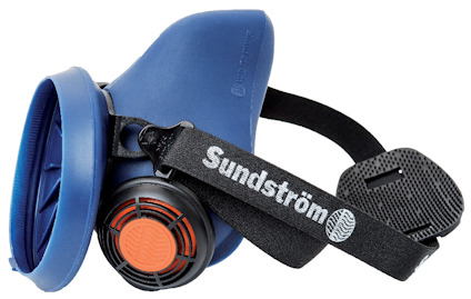 Halvmask i blått och svart med justerbara remmar och ett runt filter. Märket "Sundström" syns på remmen.