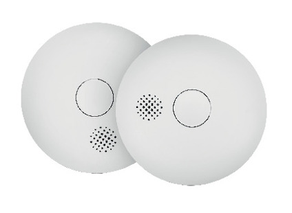 Två vita, runda brandvarnare med små perforerade högtalare och cirkulära mönster på ytan.