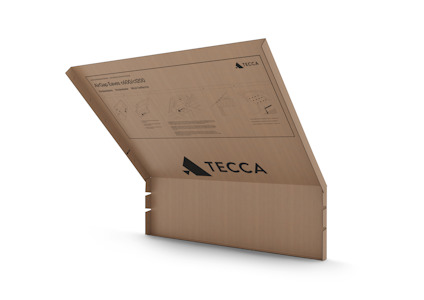En kartong med logotypen "TECCA" och instruktioner tryckta på ytan, delvis vikt.