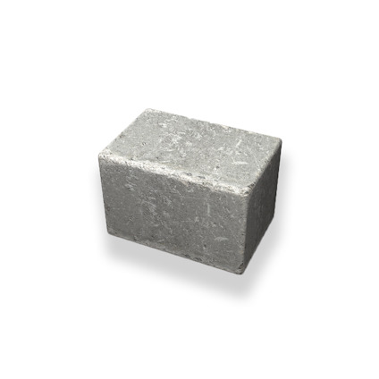 Grå mursten i rektangulär form med slät yta och något skavda kanter.
