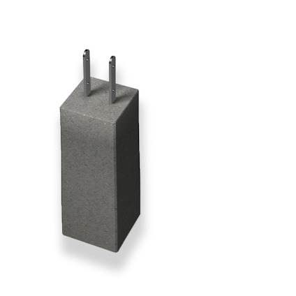 Grå betongplint med två vertikala metalldelar på toppen på vit bakgrund.