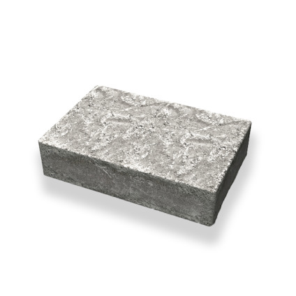Rektangulär grå betongsten med grov yta.