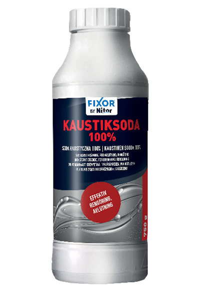Vit flaska med mörk etikett märkt "KAUSTIKSODA 100%" och text om effektiv rengöring och niltning.