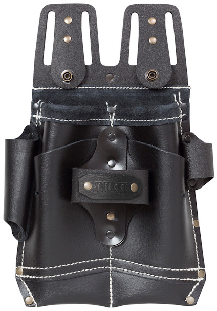 Svart läderverktygsficka med flera fack och knappar, vit söm och stansad text "SNIKKI" på framsidan.