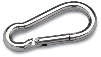 En silverfärgad karbinhake i metall med en fjädrande klafföppning.