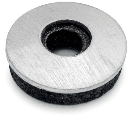 Rund bricka i metall med svart gummitätning undertill.