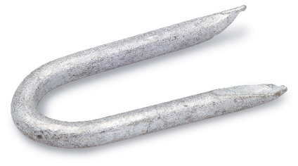 En metallkramla med hästskoform och två spetsiga ändar.