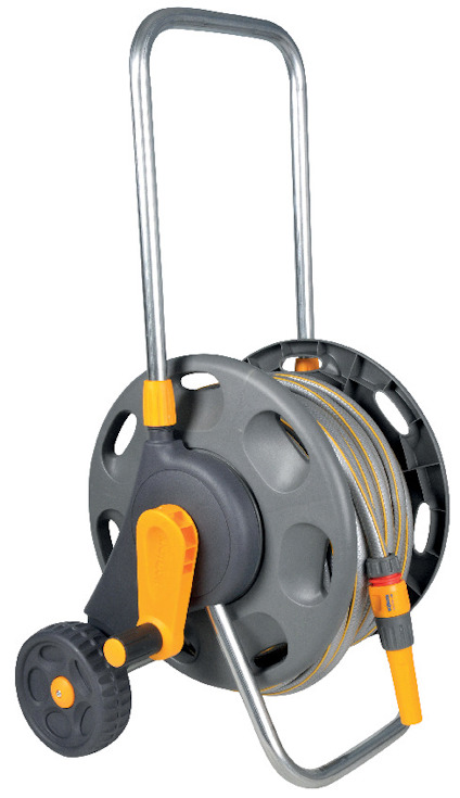 Slangvagn med grå och gul design, handtag och vev för att rulla upp trädgårdsslang.