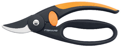 Sekatör med svart och orange handtag och sidoskär, märkt med "Fiskars".