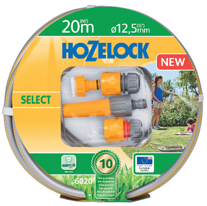 Förpackning av Hozelock slangset med kopplingar och en bild på en familj som vattnar i trädgården.