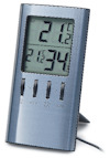 Digital termometer och hygrometer med display som visar temperatur och luftfuktighet, stående på ett stativ.