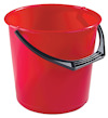 Röd hink med svart handtag, cylindrisk form och graderad insida.