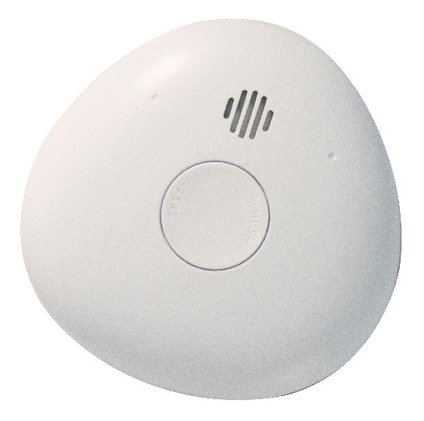 Vit, rund brandvarnare med en testknapp och ljudventilation på ovansidan.