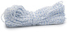 Vit och blåflätat snöre hoprullat i en bunt.