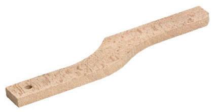 Trälist med en svängd form och ett runt hål nära ena änden, liggande på en vit bakgrund.