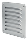Ventilgaller i silverfärgat aluminium med sju horisontella spjälor och fyra monteringshål i hörnen.