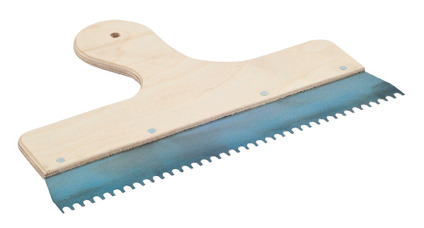 Bred spackel med trähandtag och blått metallblad med rundade tänder.