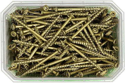 Skruv i olika storlekar i en transparent plastlåda.