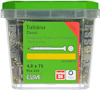 Plastlåda med grönt lock innehållande 250 stycken trallskruv 4,8 x 75 mm från Essve.
