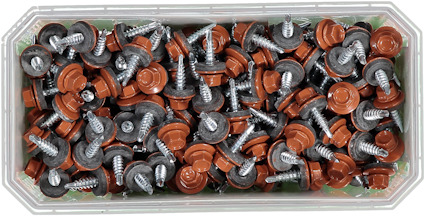 Självborrande skruvar med bruna huvuden i en transparent plastförpackning.