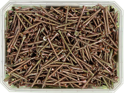 Låda med många metallskruvar i kopparfärg.