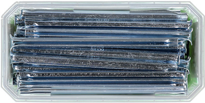 Flera svarta och blå blyertspennor i en transparent plastbehållare.