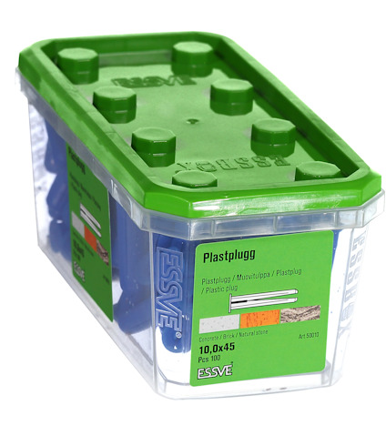 Grön och genomskinlig förpackning med plastpluggar, texten "Plastplugg 10x45 PS 10" och varumärket ESSVE.