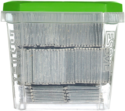 En genomskinlig plastförpackning med en grön topp, fylld med metalliska dyckertstift. Märkt "ESSVE".