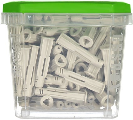 Plastbehållare med genomskinliga väggar fylld med vita plastplugg. Gröna lock.