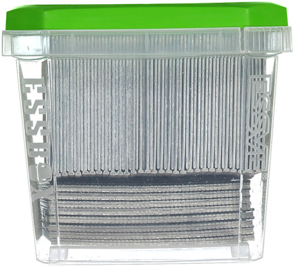 Transparent plastlåda med silverfärgade spik eller stift inuti. Grönt lock upptill.