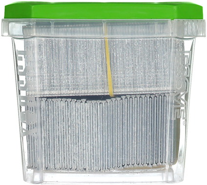 Transparent plastlåda med grönt lock innehållande silverfärgade spikar.