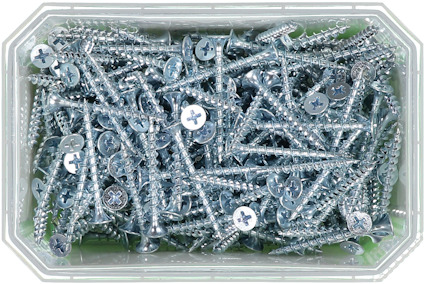 Skruvar i en plastlåda, samlade huller om buller. Skruvarna har spårkorshuvuden.