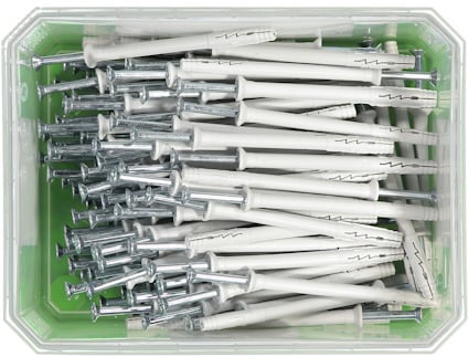 Plastlåda med vita plastpluggar och metallskruvar, sedda ovanifrån.