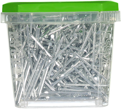 Transparent plastlåda med silverfärgade spikar och grönt lock.