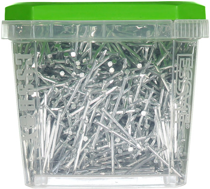 Transparent plastburk med grönt lock, fylld med metallspik. Text på burken: ESSVE.