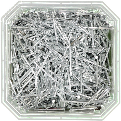 En låda fylld med många silverfärgade spikar med rundade toppar.